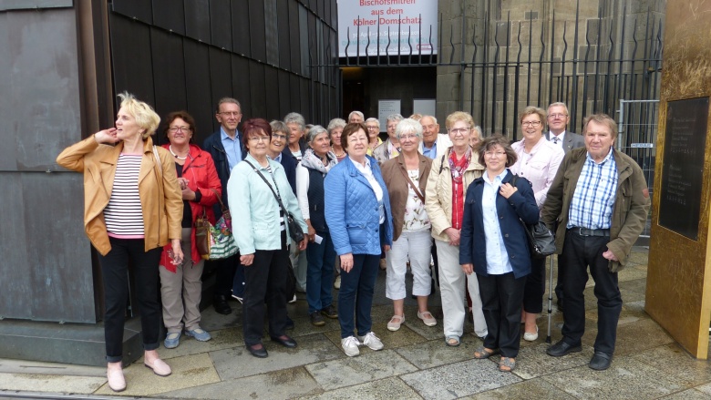 Gruppe an der Schatzkammer