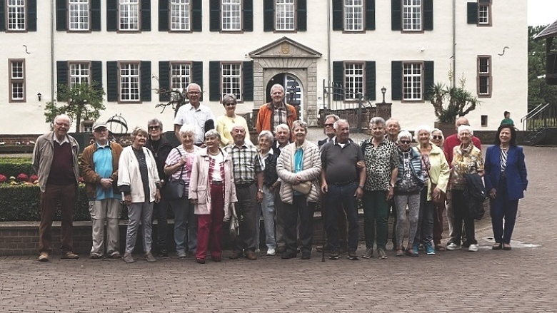 Gruppe im Vorhof der Burg