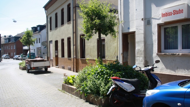 Odinstraße Odendorf: Die Kübel müssen weg! Odinstraße Odendorf: Die Kübel müssen weg!