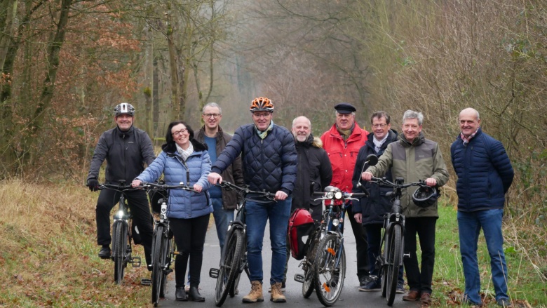 auf dem bald beleuchteten Weg