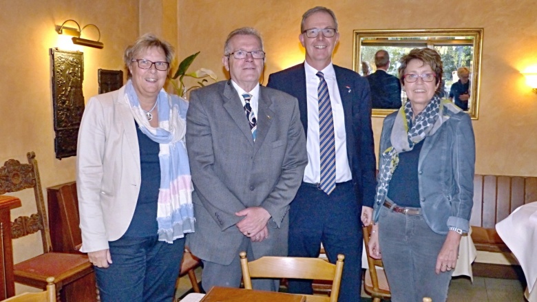 Gastgeber mit Gästen