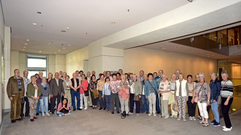 Gesamtgruppe auf der Besucherebene Reichstagsgebäude