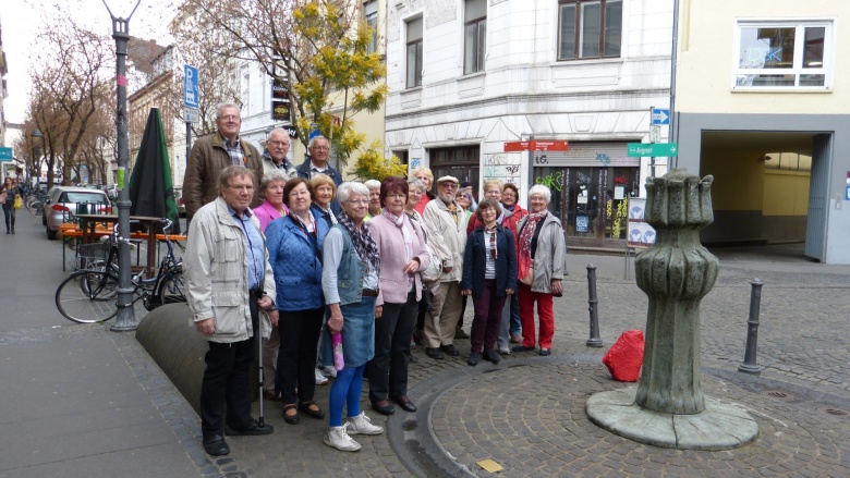 Gruppe am Altstadt-Brunnen