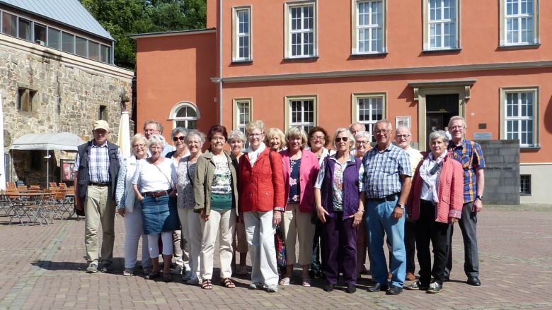 Gruppe vor dem Herrenhaus mit Bilderbuchmuseum