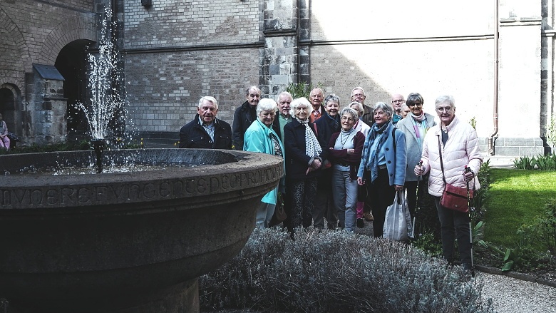 Gruppe im Kreuzganggarten