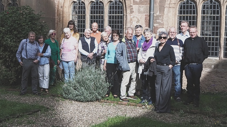 Gruppe mit Pater Lambertus (rechts)