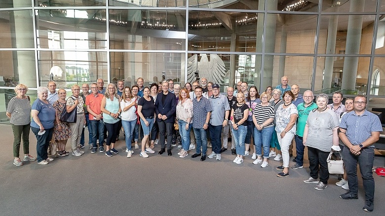 Opfer und Helfer im Bundestag Opfer und Helfer im Bundestag