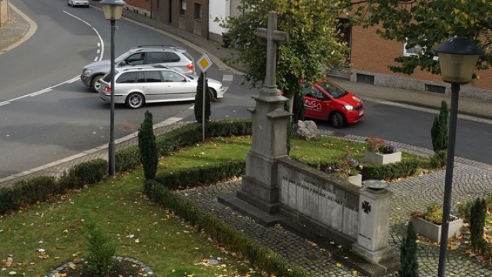 Verkehrssituation am Denkmal in Miel