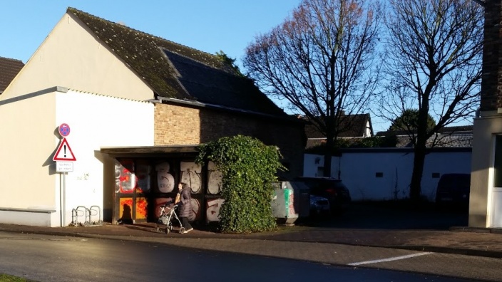 Altes Wartehäuschen, weitab von der eigentlichen Haltestelle