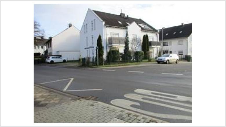 Einmündung "Am Fienacker" auf den Karl-Kaufmann-Weg