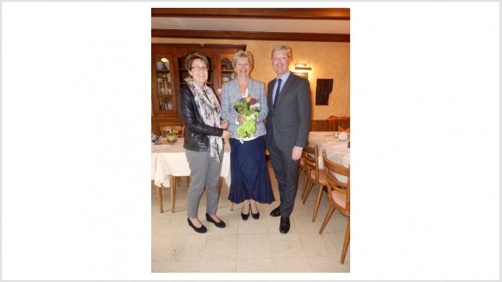 Brigitte Donie und Dr. Norbert Röttgen gratulieren Martina Unger